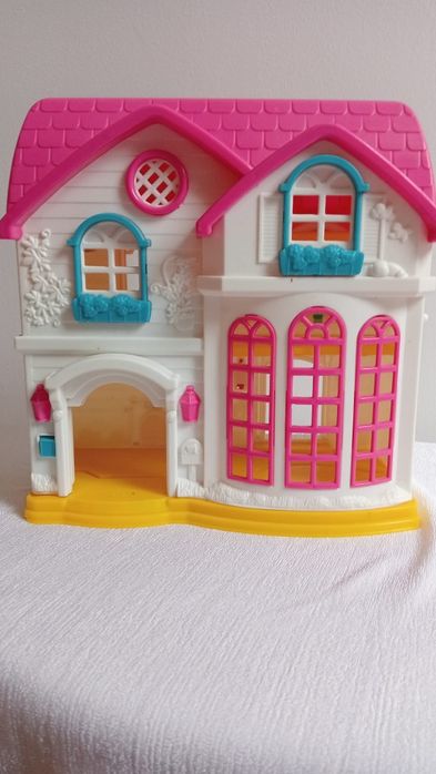 Domek dla lalek z wyposażeniem