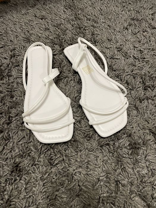 Босоніжки нові білі