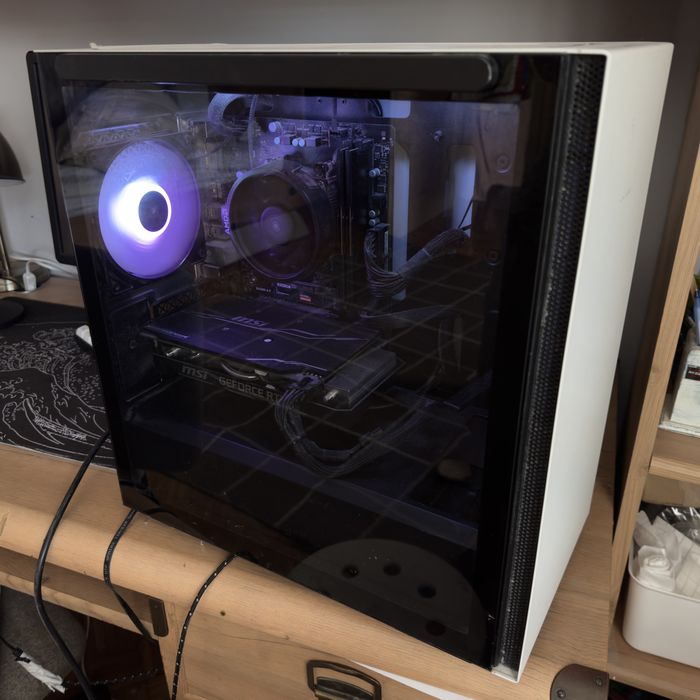 Komputer + Monitor + Myszka i Klawiatura.