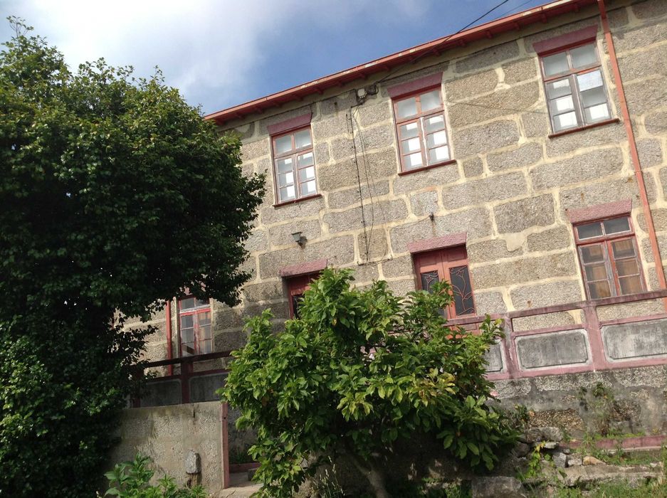 Casa em Pedra, São Martinho do Campo- Sto Tirso