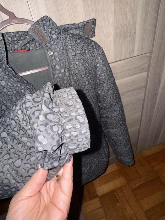 Kispo menina cinzento