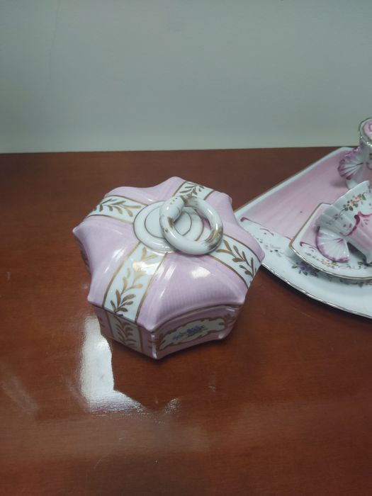 Porcelana pintada à mão