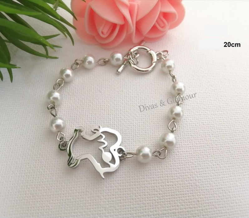 Vários modelos de pulseiras no anúncio