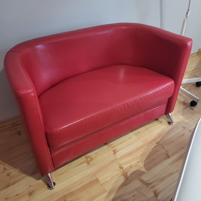 Mała sofa kolor czerwony