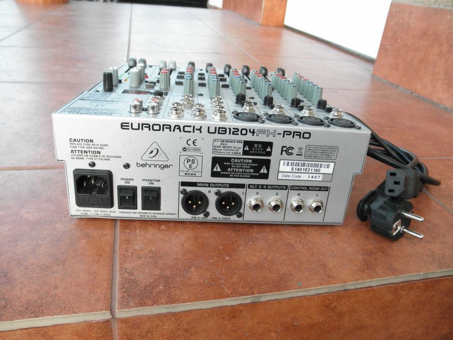 Mikser Behringer Eurorack UB 1204 FX-PRO.  Mixer estradowy.