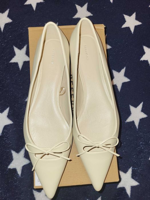 Шкіряні балетки Reserved, молочний, гострий носок, бантики, нові|40-41