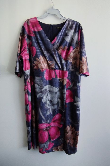 Połyskująca sukienka w kolorowe kwiaty z dekoltem kopertowym 54