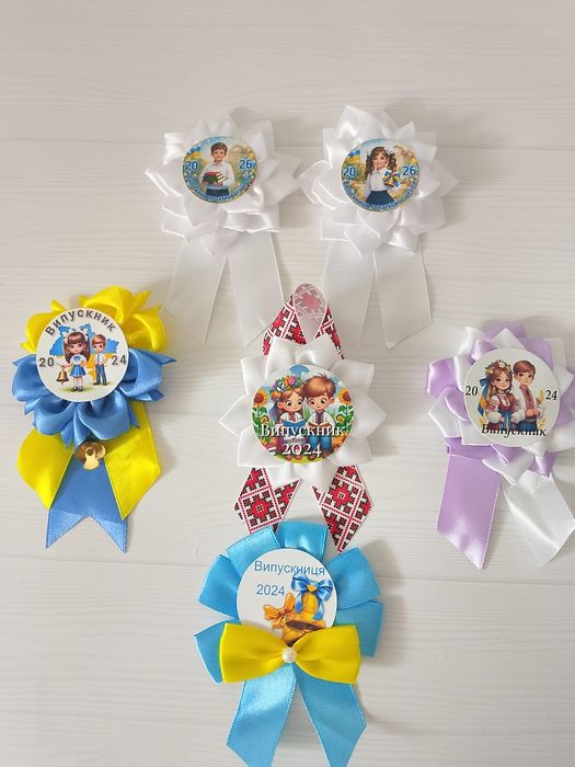 Брошки для випускників