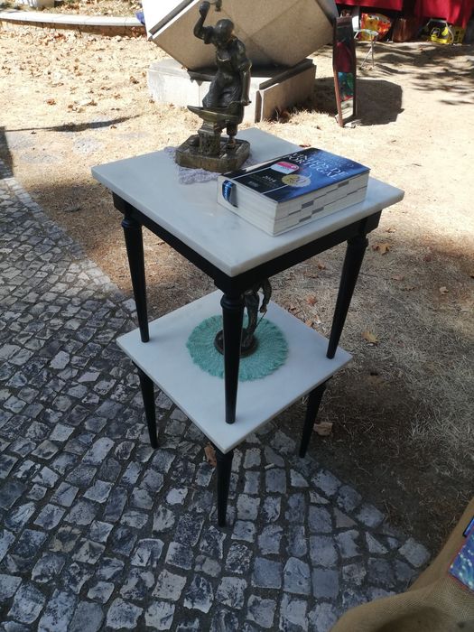 Duas mesinhas com pedra mármore.