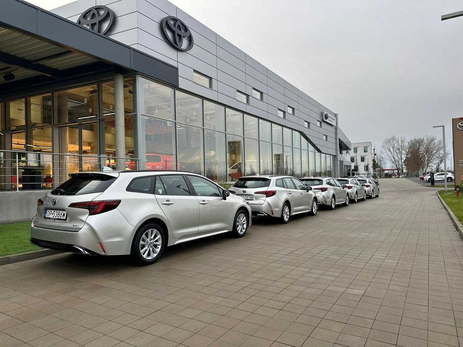 Wynajem samochodu Toyota Corolla hybrid kombi wynajem busa 9 osobowego