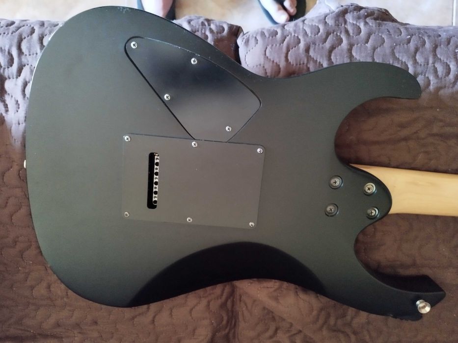 Guitarra Cort X1 com amplificador de 10 watts