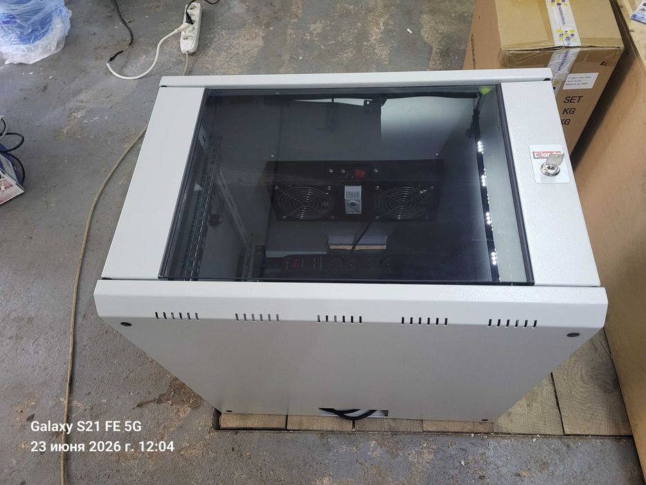Серверний шкаф Lande 19" Wall Mount Rack Cabinet 12U 600×450 мм.