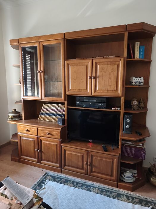 Estante com vitrine com bastante arrumação e para TV em pinho mel