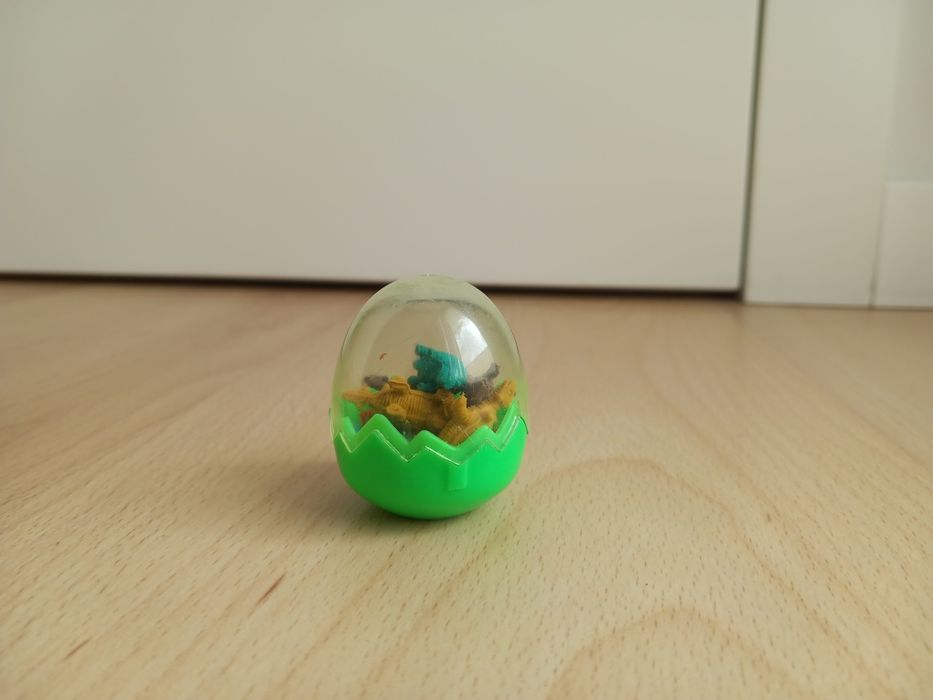 Ovo com mini dinossauros de silicone