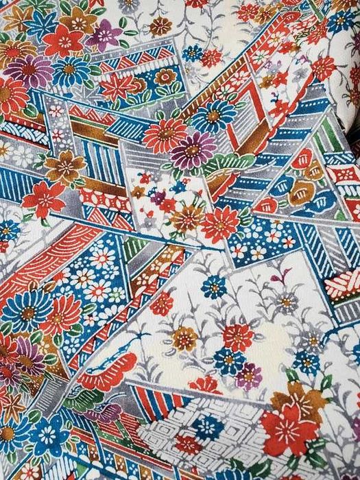 Białożółte japońskie kimono komon w kwiaty