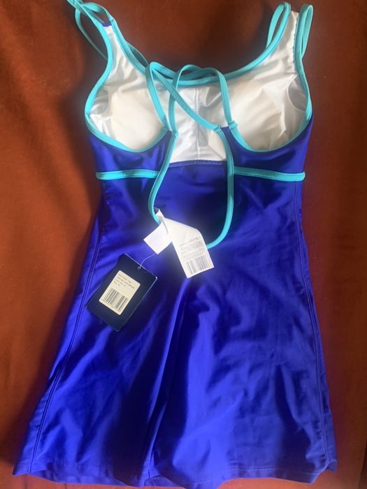 Новый спортивный купальник платье Joss синий / красная накидка