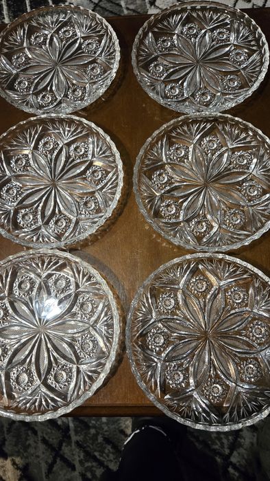 Talerzyki kryształowe.