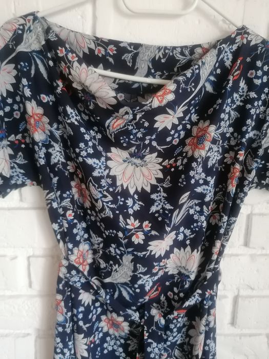 Sukienka w kwiaty, dekolt woda r. 36