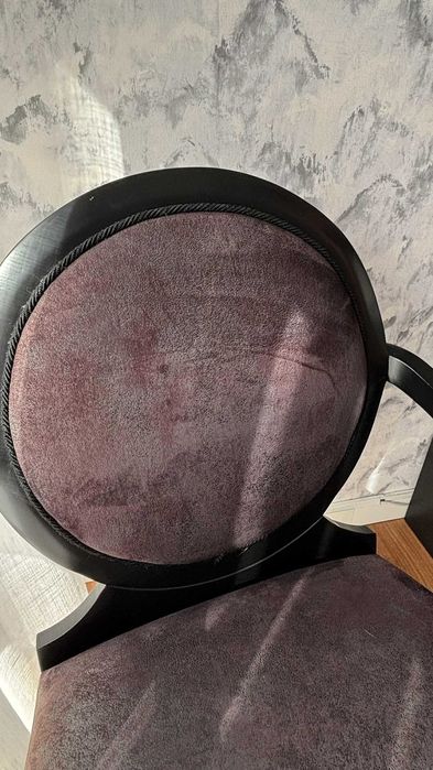 Quarto mobilado completo, com tudo incluído, apresenta sinais de uso