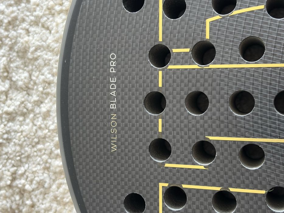 Wilson Blade Pro V2 Padel 365g – Carbono – Preto/Dourado