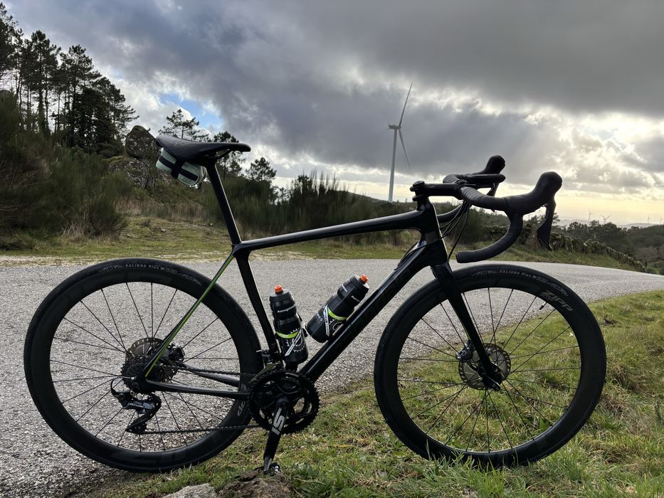 Bicicleta cannondale synapse carbono com rodas zipp303s