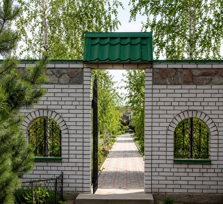 Продаж 2 поверхового будинку з гаражем і ділянкою.