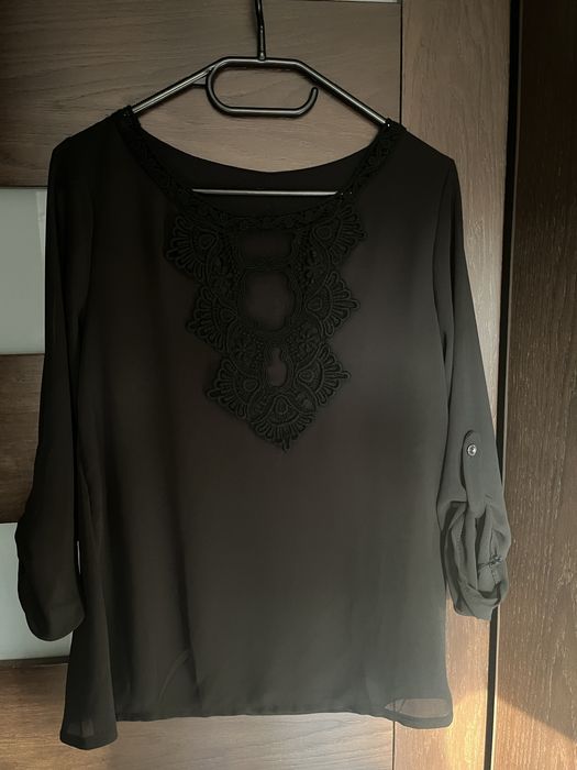 Elegancka bluzka czarna z haftem