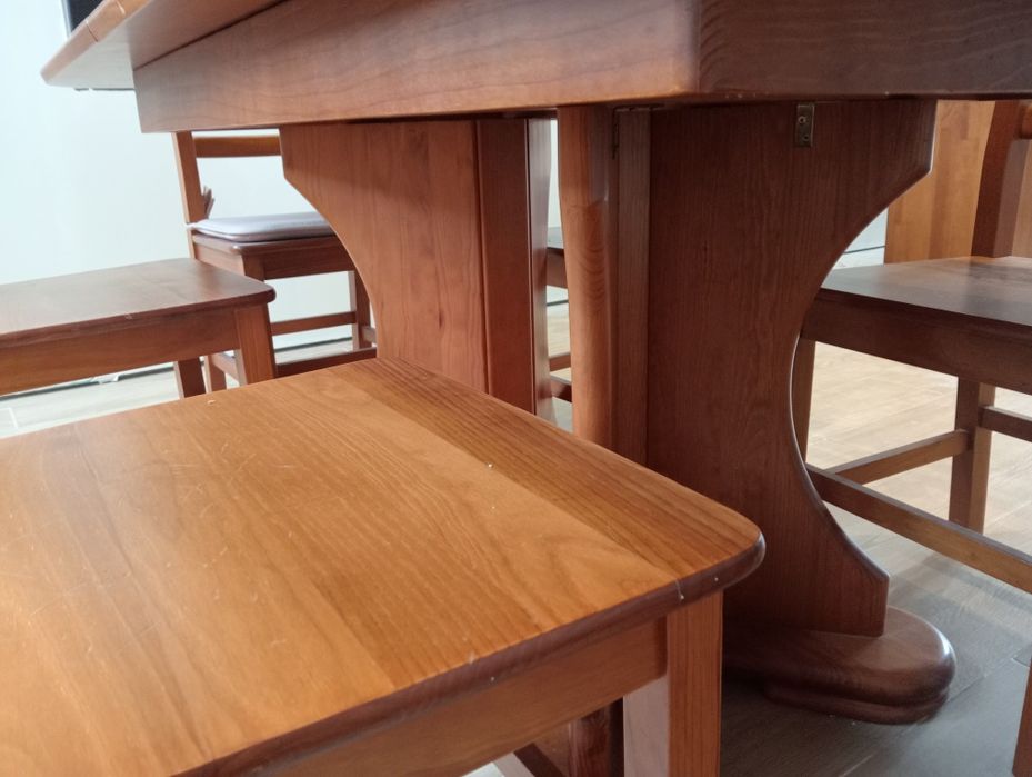 Conjunto de mesa de sala de jantar e cadeiras e um armário