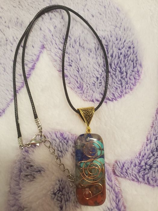 Продам кулон с натуральными камнями в эпоскидной смоле,