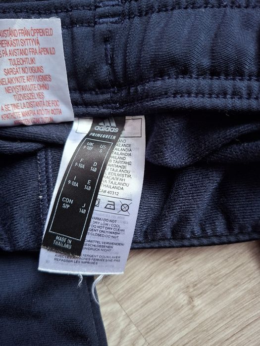 Dres dziewczęcy Adidas rozm.140