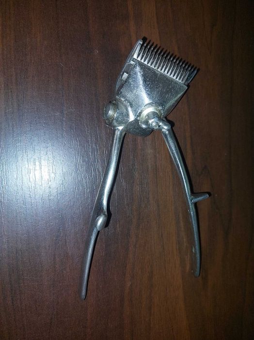 Механическая машинка для стрижки волос.