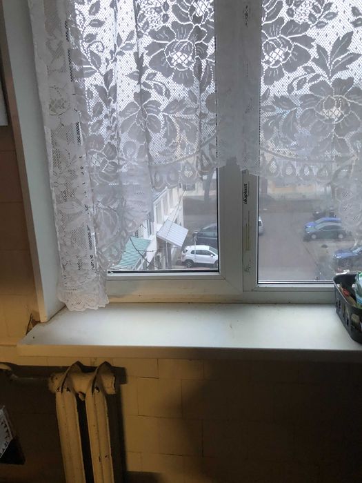 Продам квартиру на Алмазному . Поруч з зупинкою.