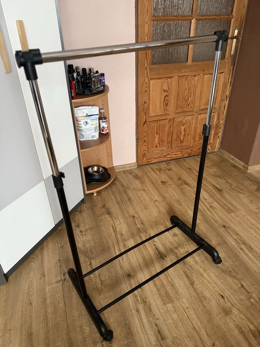 Stojący wieszak na ubrania