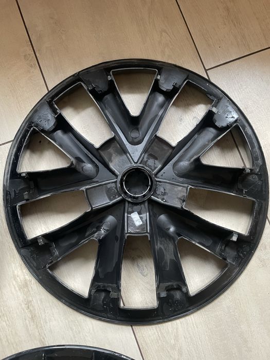 Ковпаки на дискм R18 на Tesla model 3