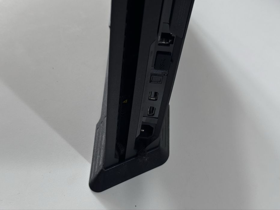 Sony PlayStation 4 PRO + 2 pady