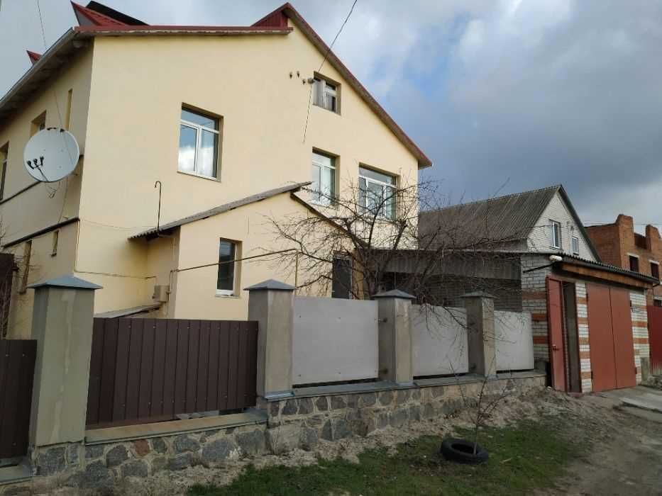 Продається чудовий сонячний 2-поверховий будинок в районі Південного вокзалу!