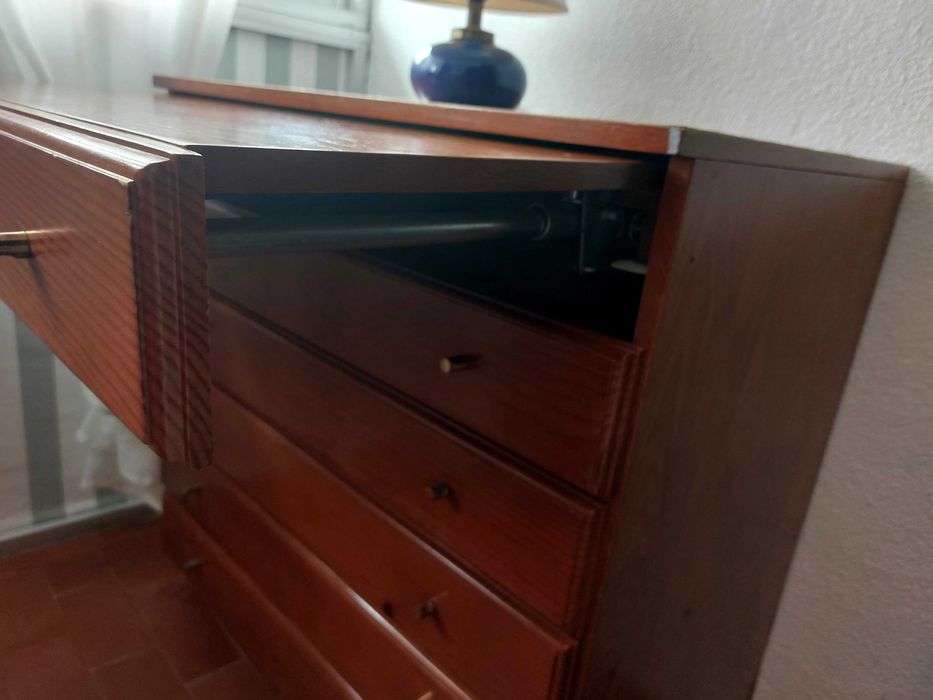 Móvel com gavetas e secretária  extensível