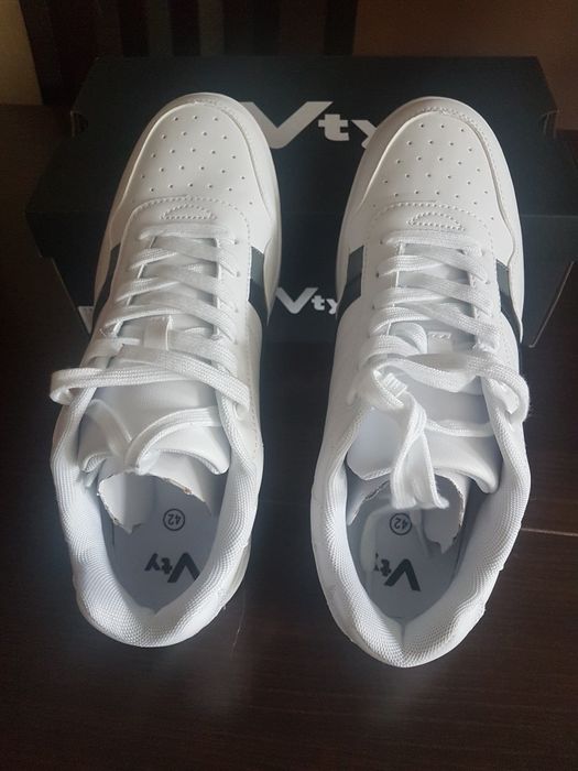 Sprzedam buty  białe sneakery