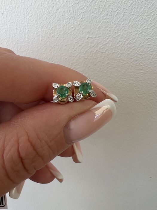 Золотые серьги пусеты с бриллиантами и изумрудами красное золото 585 п