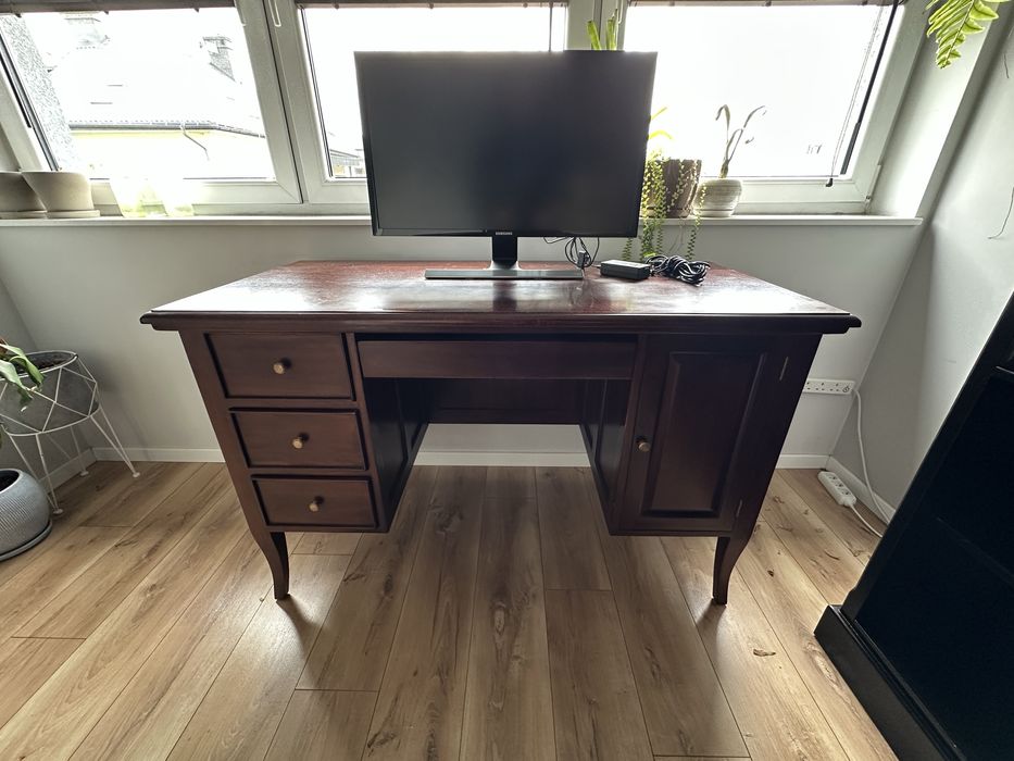 Piekne biurko z drewna machoniowego 130x60