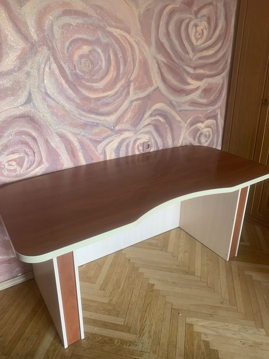 Стол письменный.