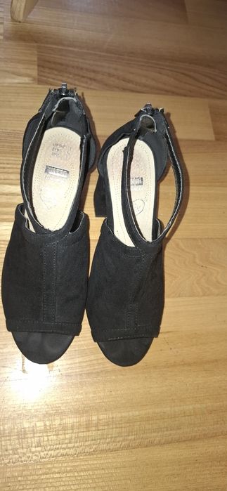 Buty na obcasie  sandały