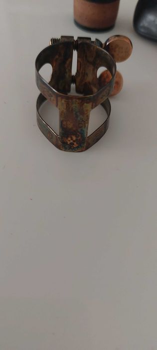 Abraçadeira e tapaboquilhas de clarinete