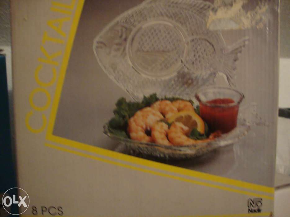 Pratos cocktail e molheiras portes incluídos