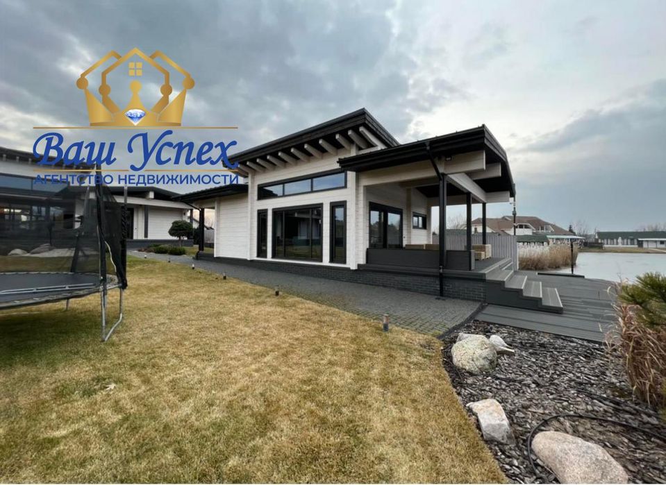 Продажа современного дома в городке с выходом на озеро.