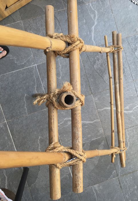 cavalete artesanal feito com canas