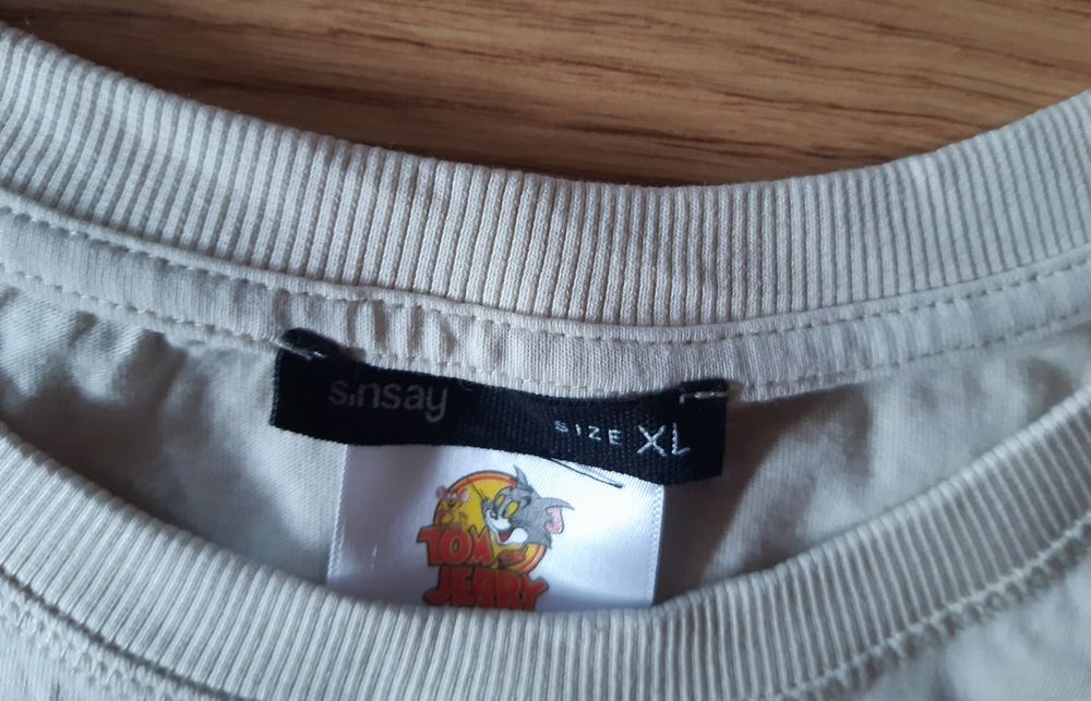 Beżowy t-shirt SINSAY