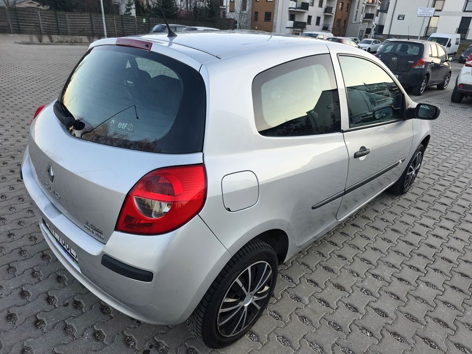 Klimatyzacja, dwa komplety kół, grzane fotele, niski przebieg