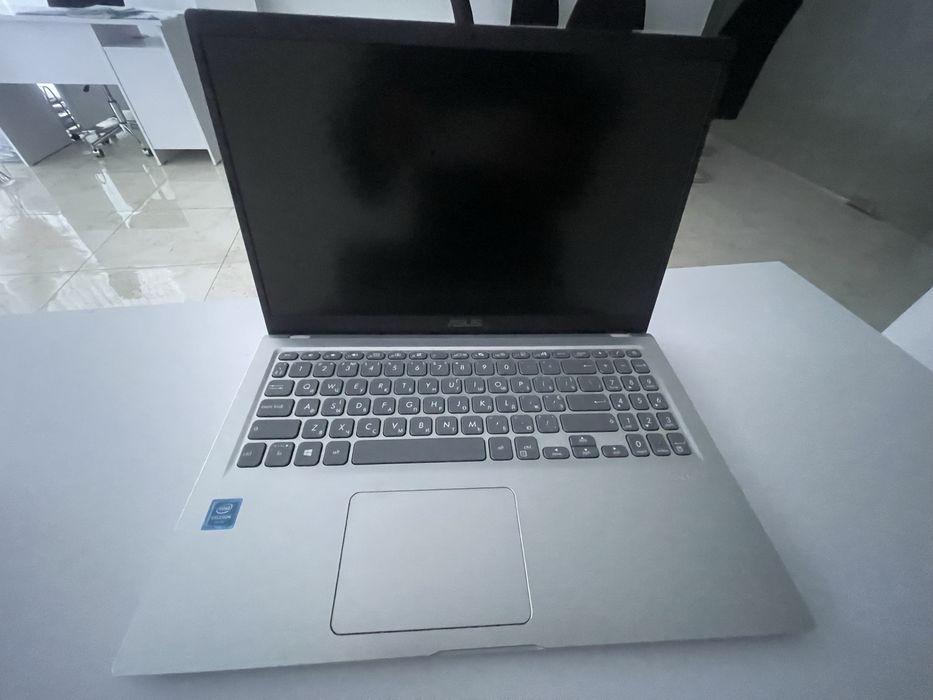 Продаж ноутбука з зарядкою