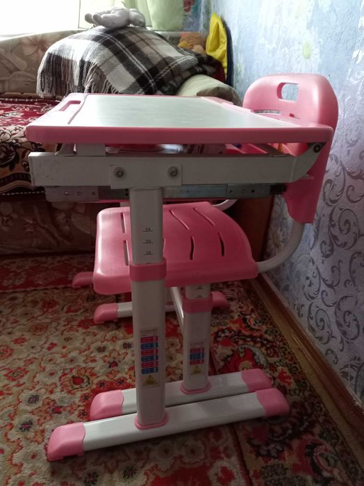 Дитяча парта і стілець